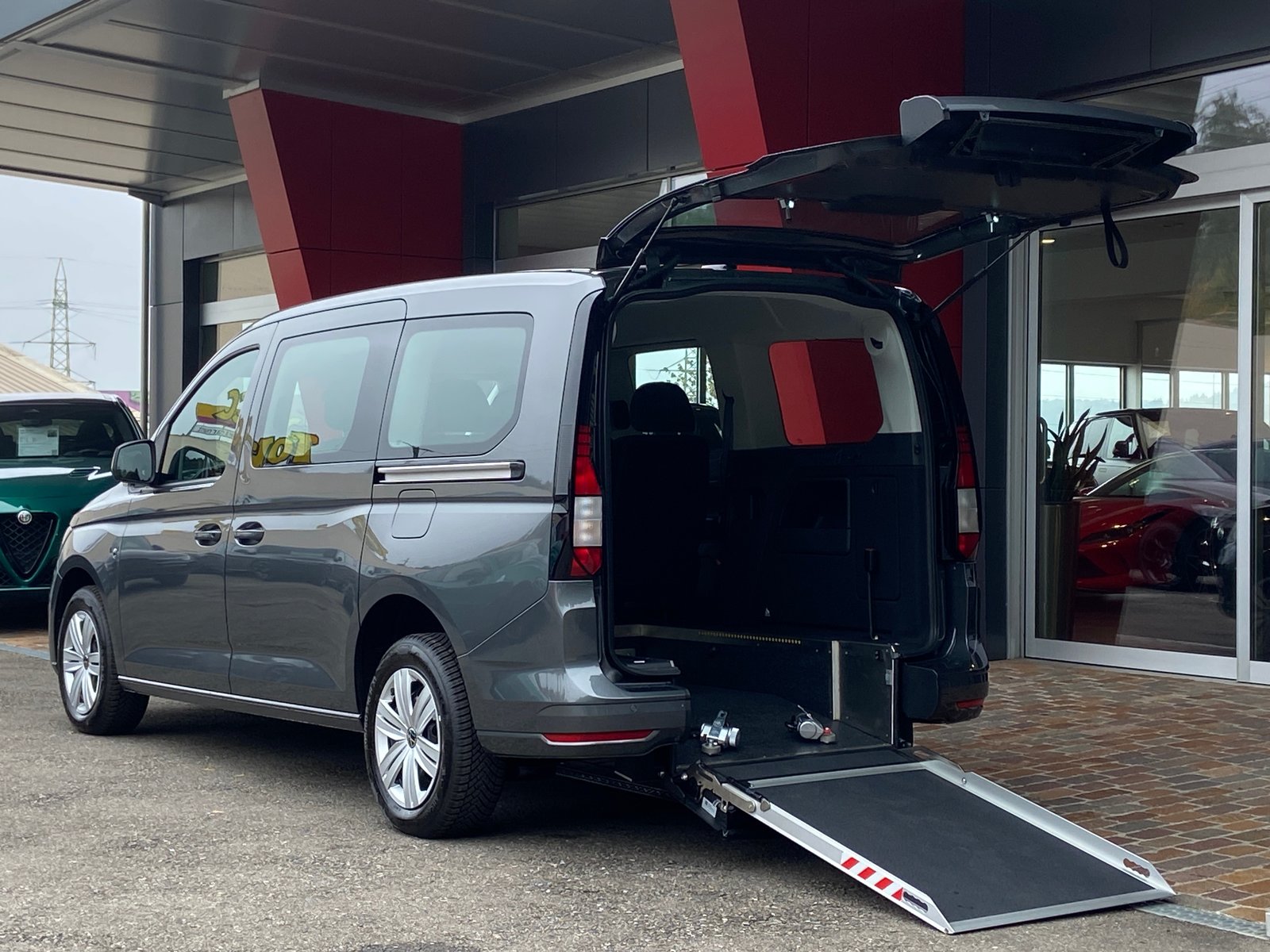 VW Caddy Maxi Kombi 1.5 TSI DSG Rollstuhltransport 5+1 Plät